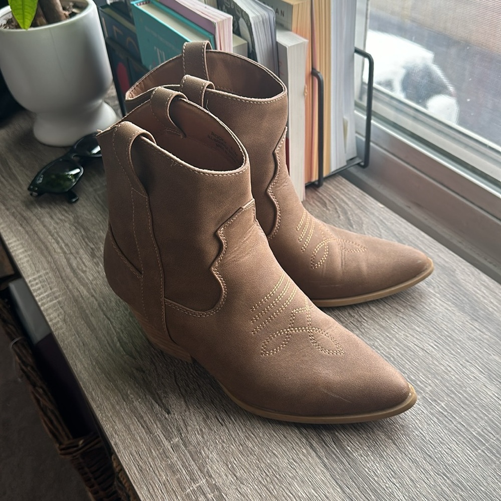 Tan Colored 8.5 , I Have Only Worn Once For My Ne… - image 3